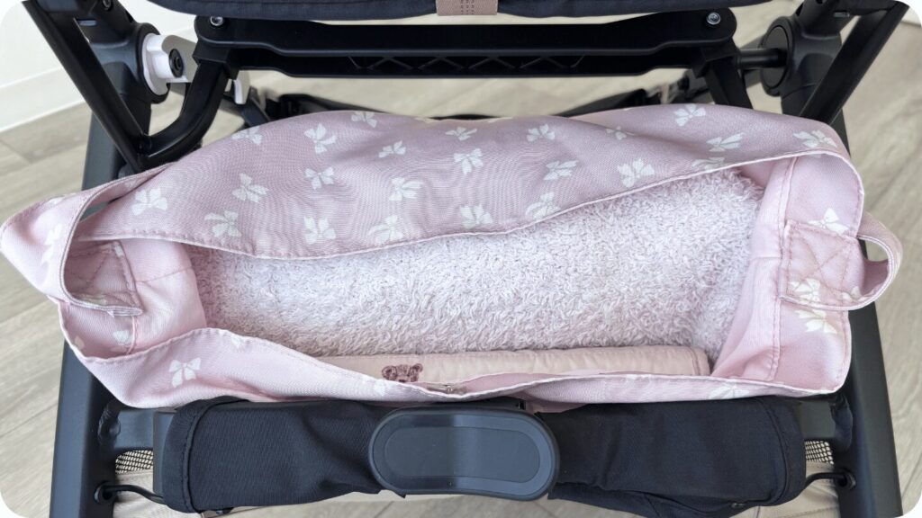 サイベックスリベルの荷物入れにバッグを入れたイメージ①