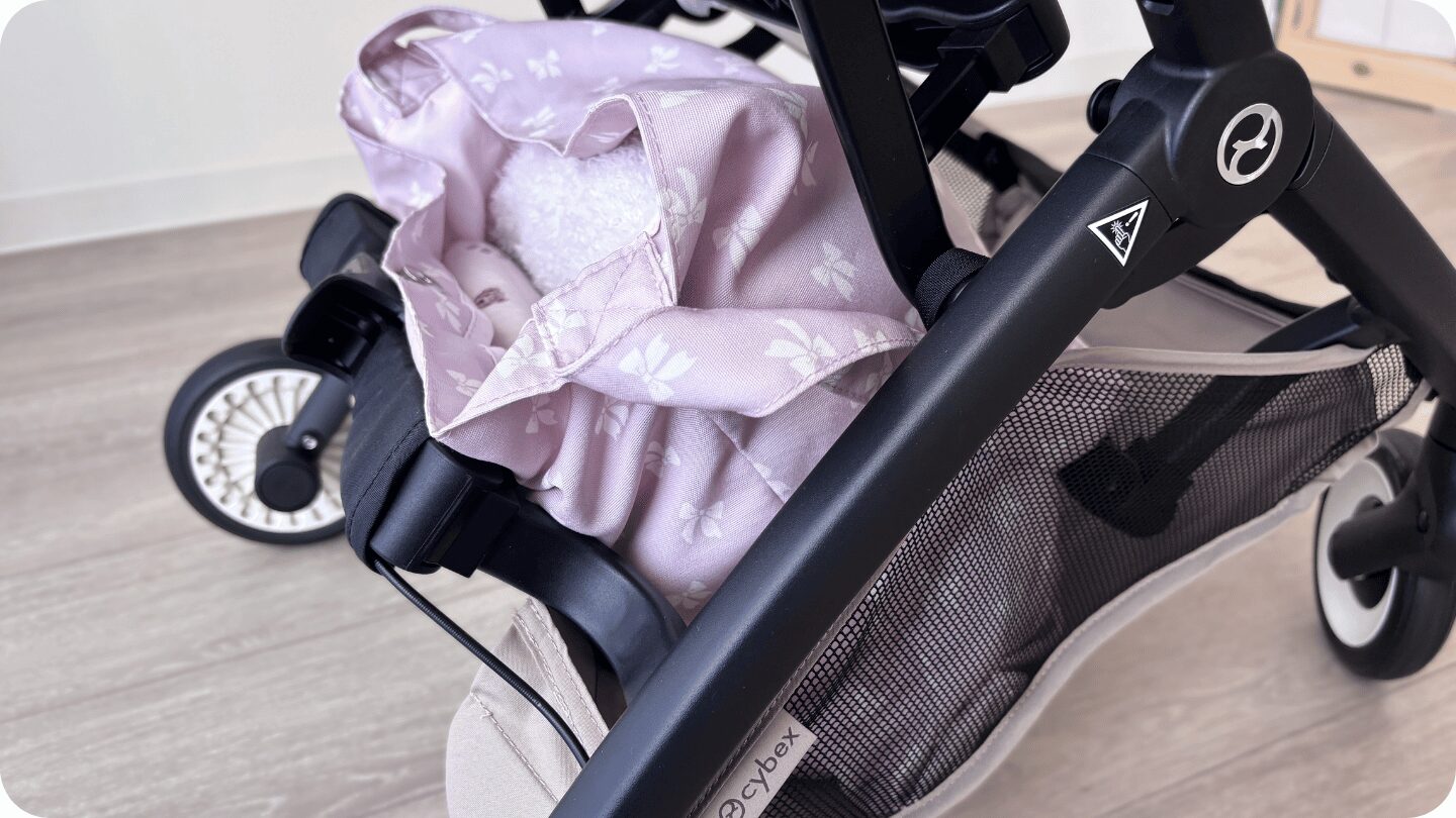 サイベックスリベルの荷物入れにバッグを入れたイメージ①