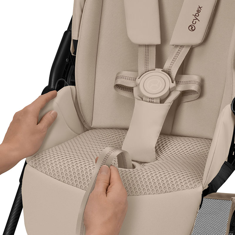 アカチャンホンポ限定メリオカーボンのハーネスベルトはステッチデザインを採用