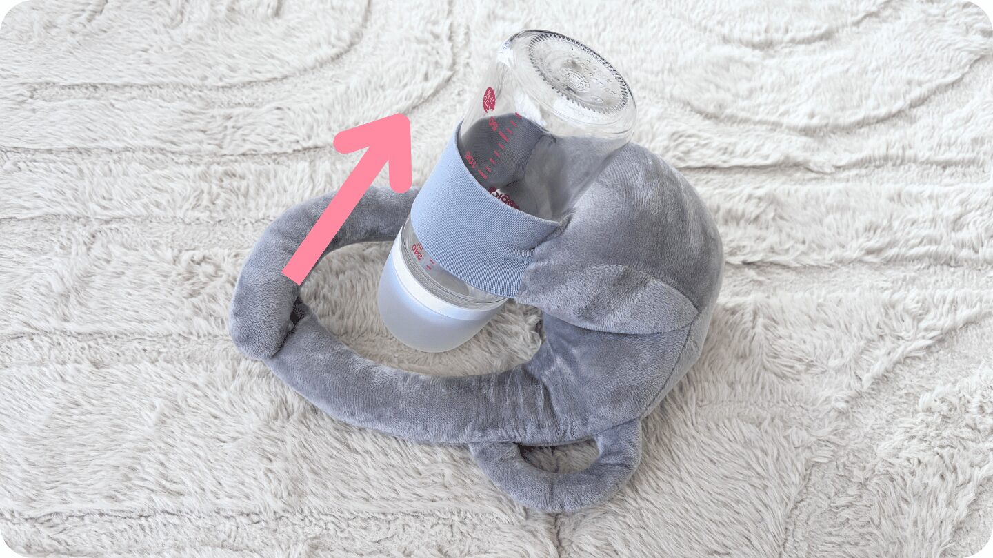 固定部のゴムに哺乳瓶を差し込んで使う