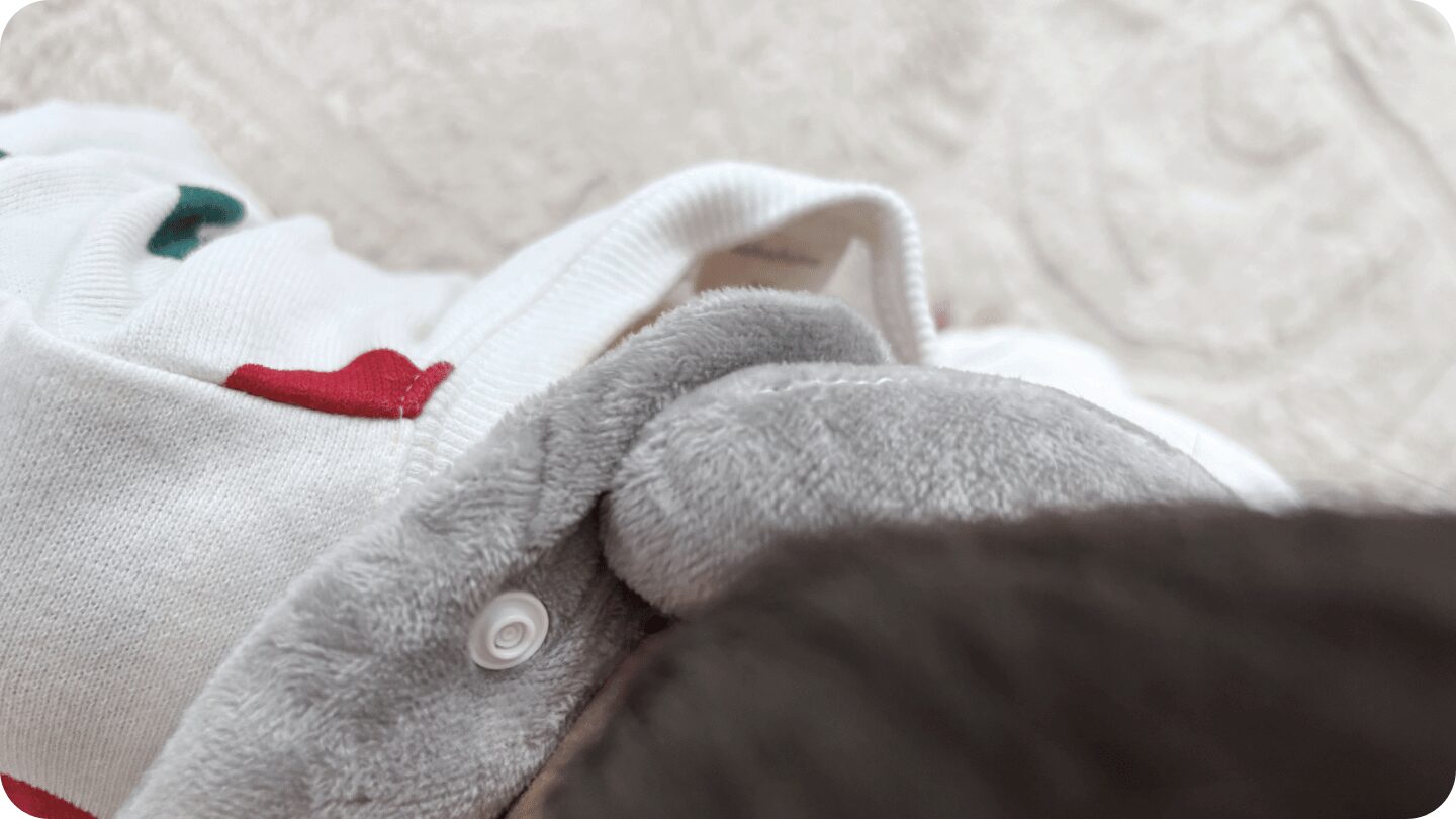 CocoPon哺乳瓶ホルダーを首に装着したイメージ