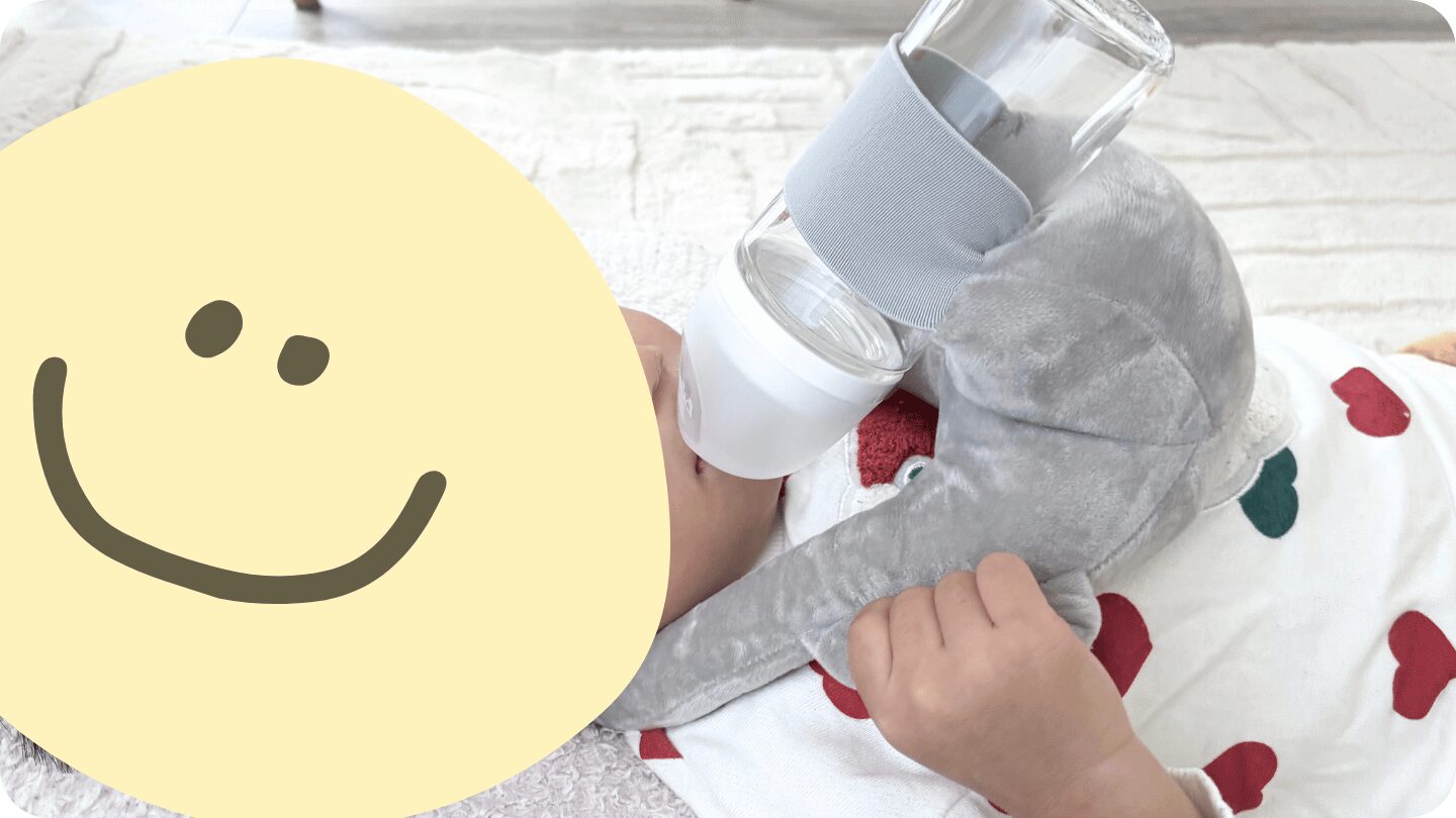 CocoPon哺乳瓶ホルダーを3歳児が装着しているイメージ