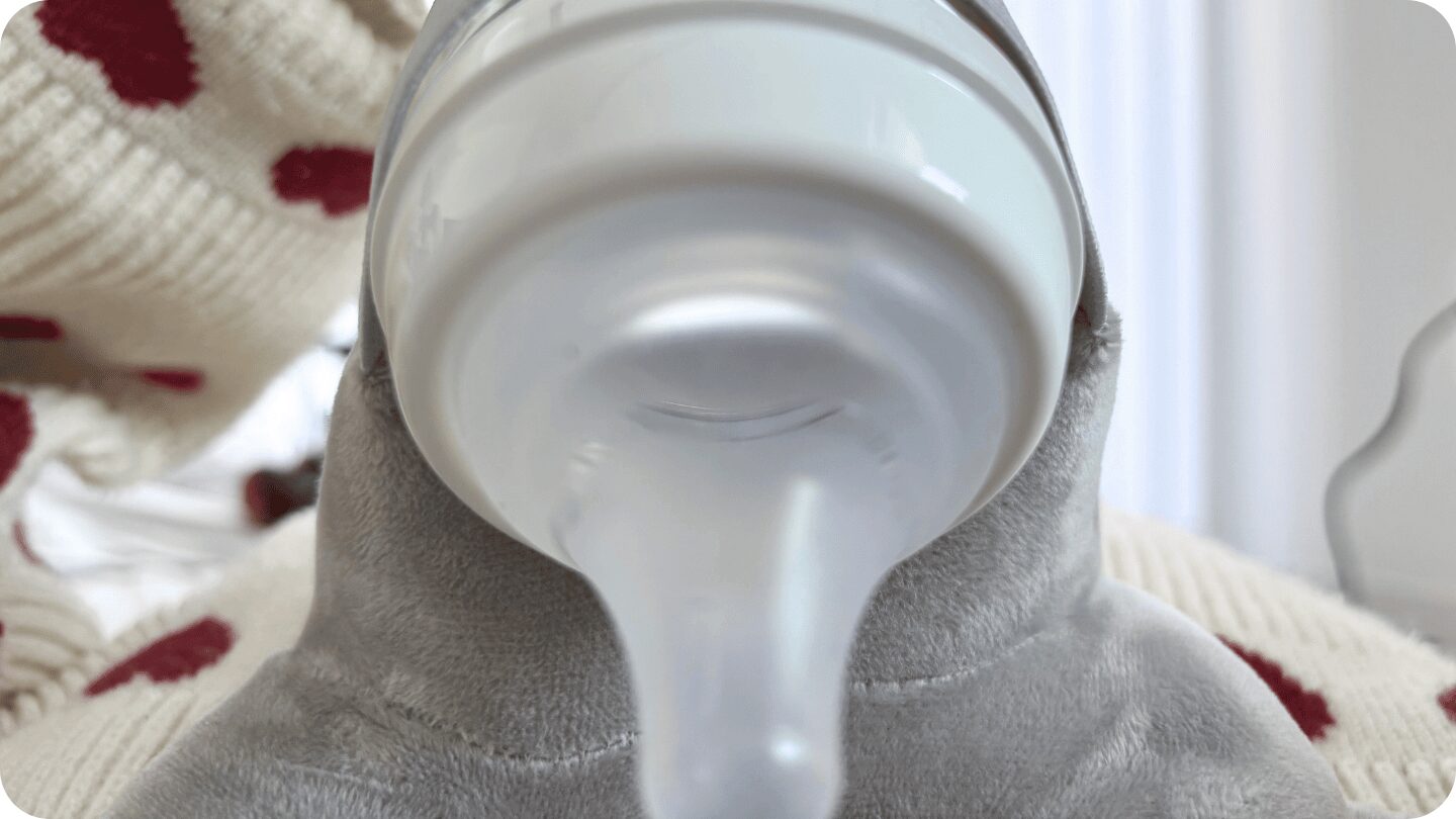 CocoPon哺乳瓶ホルダーの飲むイメージ