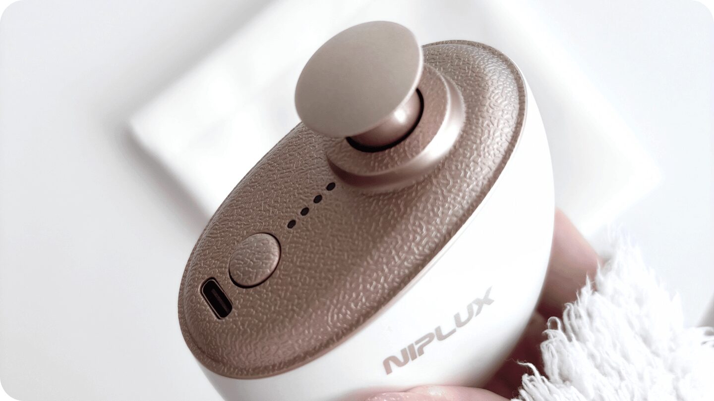 NIPLUX BEGUNのホワイトカラーはゴールドがアクセントになって美しい