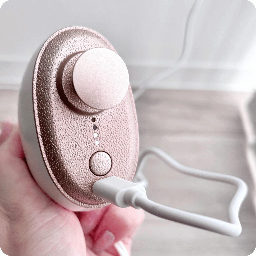 NIPLUX BEGUNの充電口は本体の電源ボタン下にあります