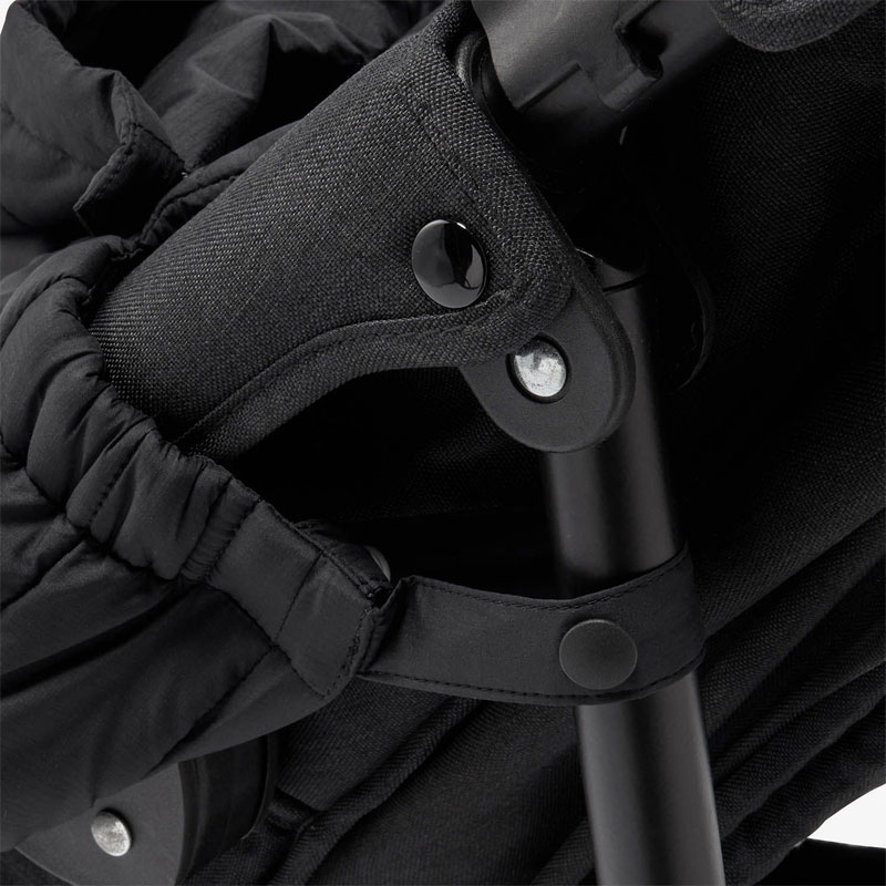 ベビーシェルブランケットは、スナップボタンで留める