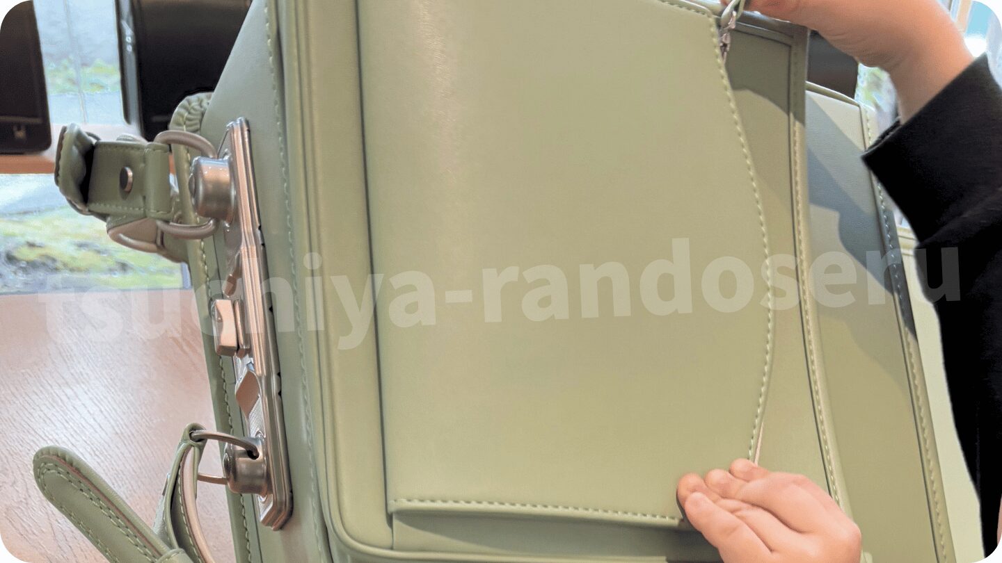 土屋鞄のランドセルの店舗で試着