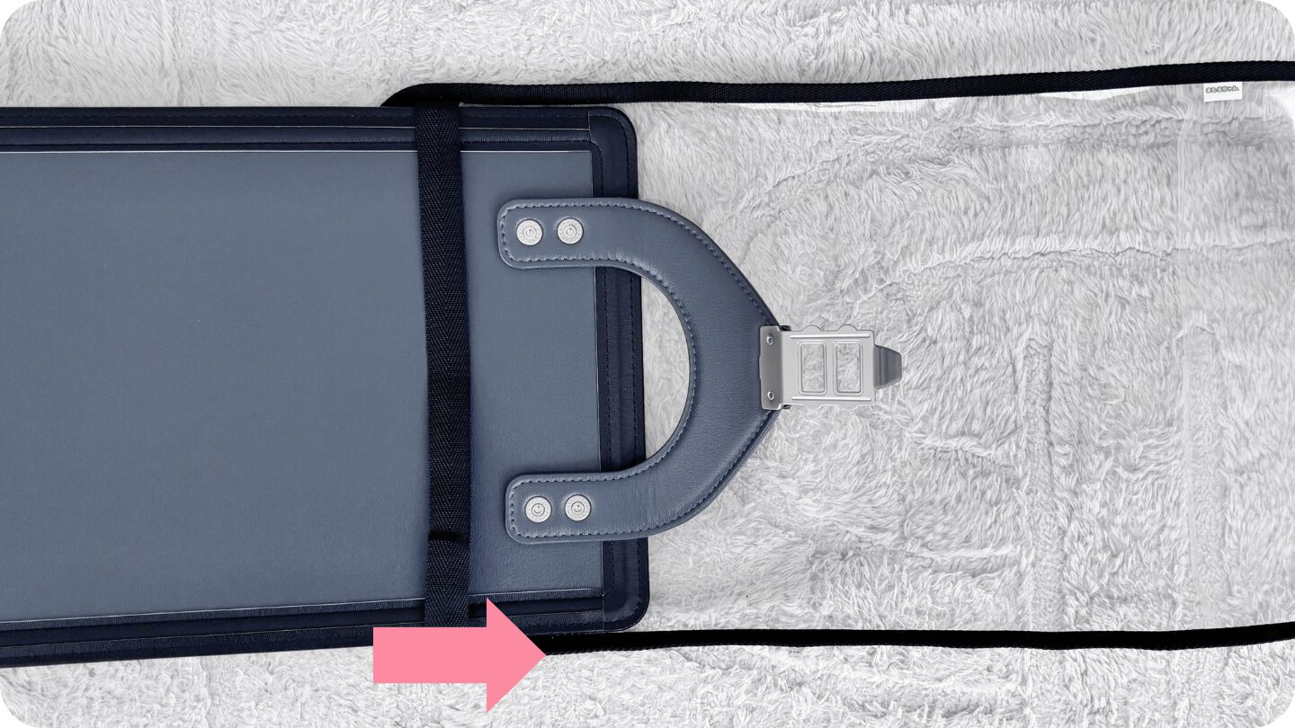 まもるちゃんランドセルのかぶせを通す