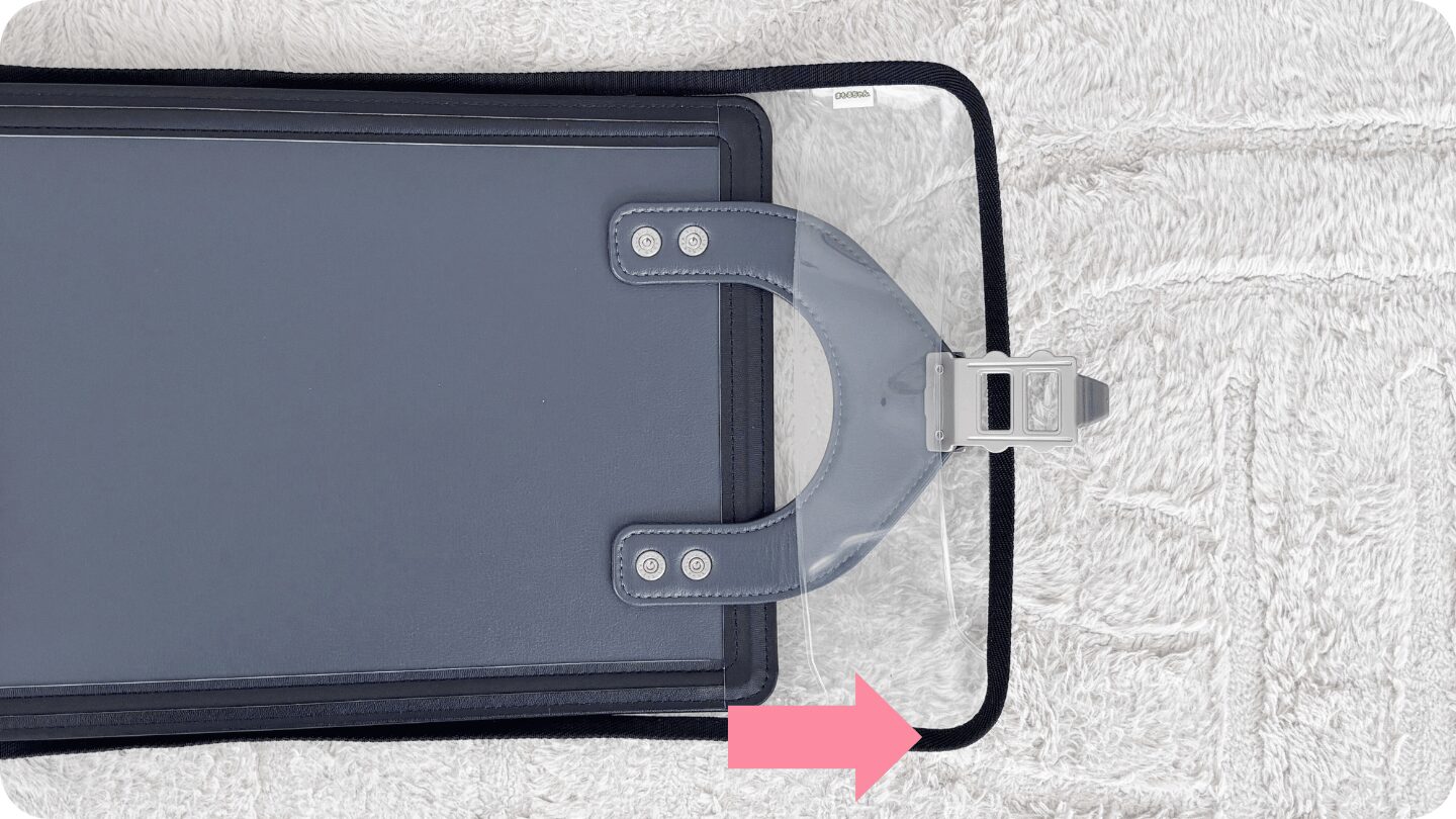 まもるちゃんランドセルカバーの穴にかぶせを入れる