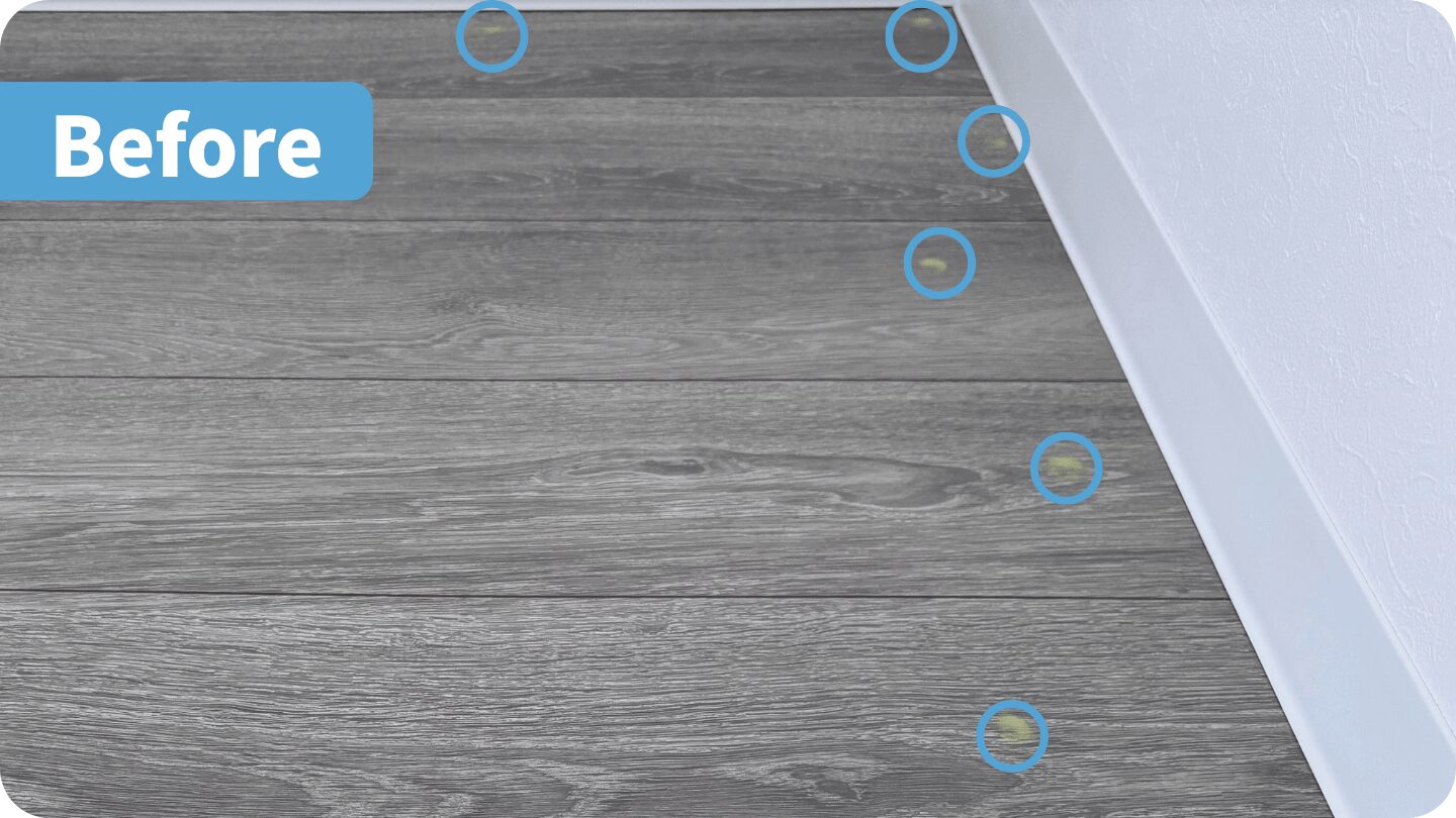 Before：黄色の絵の具で汚れている床